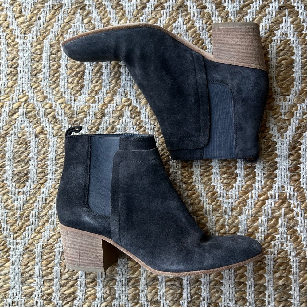 Vince Hallie Suede Round Toe Ankle Boot Heel Chelsea Dark Gray Size 7